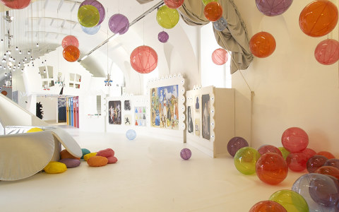 Kuratierung mit Lisa Noggler, Ausstellung "himmelrot-zitronenblau", Foto: © Zoom Kindermuseum A. Eizinger