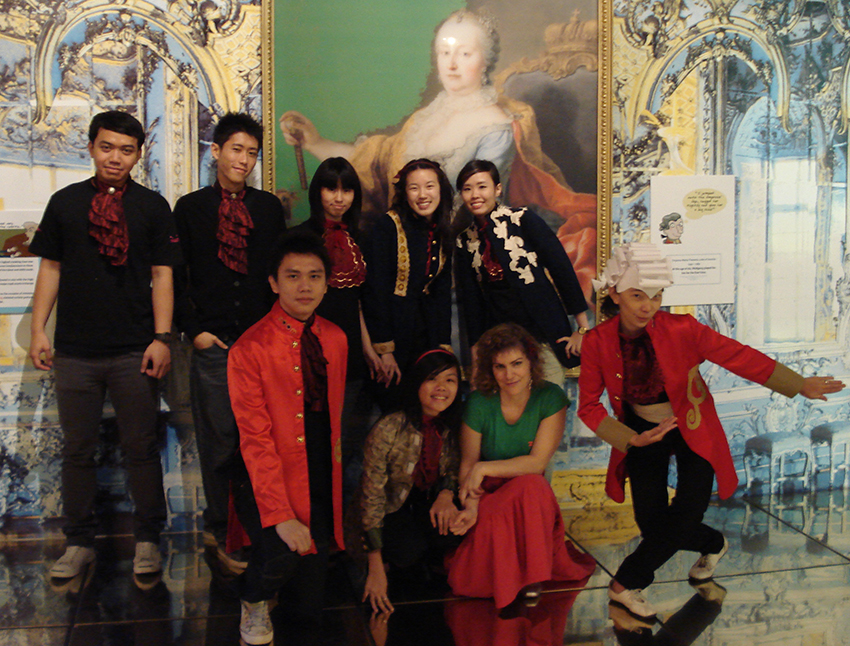 Mitarbeiter der Mozartausstellung in Singapore, Foto: © Tina Handl