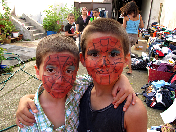 Kleiderverteilung, Kinderflüchtlingsprojekt LIMDA, Foto: © Tina Handl