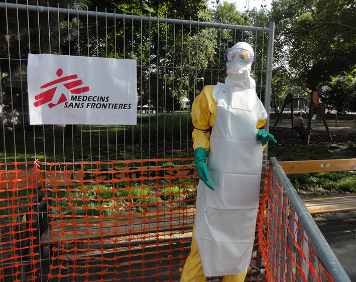 Ebolapuppe, Ärzte ohne Grenzen, Ausstellung "Hilfe aus nächster Nähe", Foto: © MSF