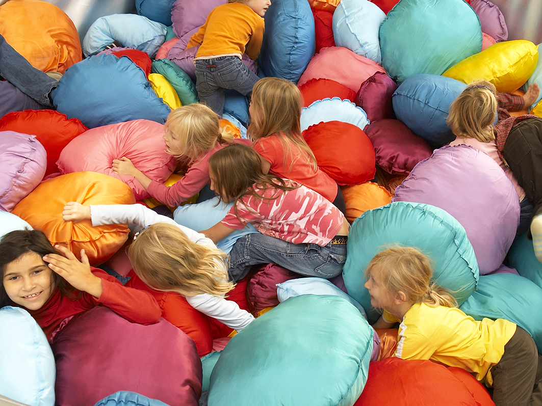 Kuratierung mit Lisa Noggler, Austellung "himmelrot-zitronenblau", Foto: © Zoom Kindermuseum A. Eizinger
