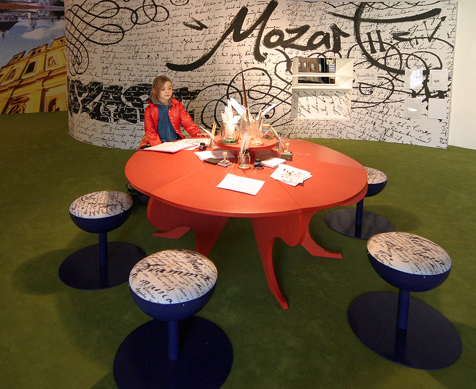 Schreibstation & Textilobjekte, Ausstellung "Wolfgang Amadé - Ein ganz normales Wunderkind ", Foto: © Zoom Kindermuseum A. Eizinger