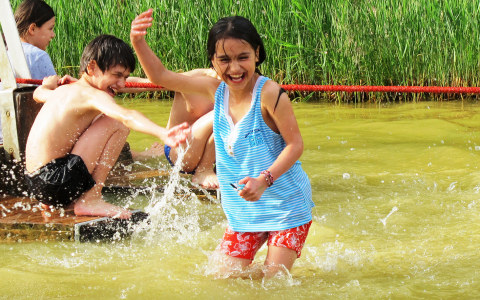 Wasserspielplatz, Kinderflüchtlingsprojekt LIMDA, Foto: © Tina Handl